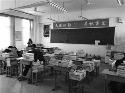因为好多学生被提前录取，教室变得有点冷清。图/《新安晚报(微博)》