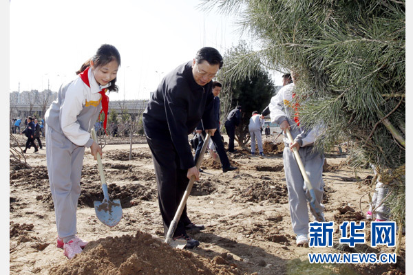 这是张德江在植树。新华社记者 鞠鹏 摄