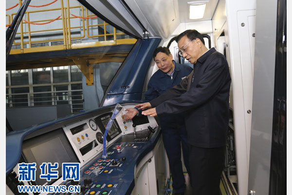 这是4月10日,李克强在中国北车长春轨道客车公司考察。新华社记者 丁林 摄 这是4月10日,李克强在中国北车长春轨道客车公司考察。新华社记者 丁林 摄