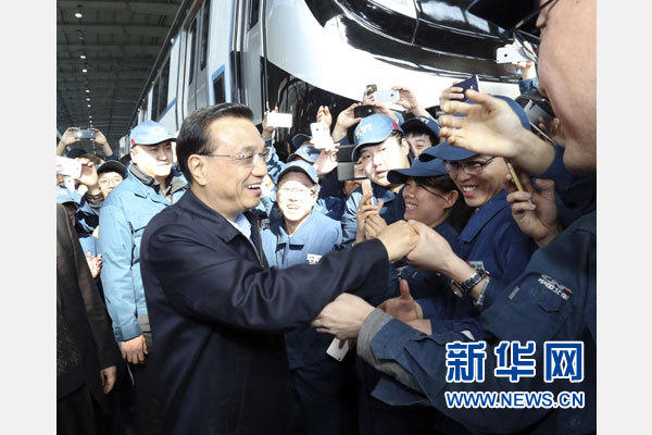 这是4月10日,李克强在中国北车长春轨道客车公司考察。新华社记者 丁林 摄 这是4月10日,李克强在中国北车长春轨道客车公司考察。新华社记者 丁林 摄