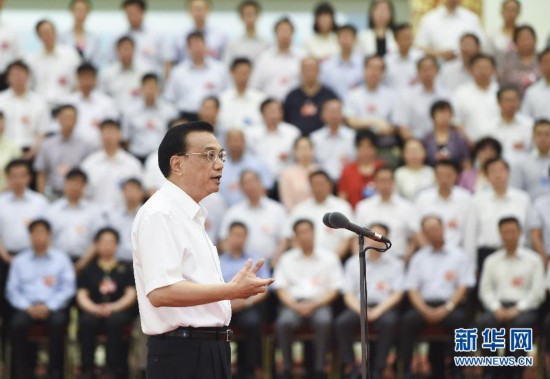 6月23日至24日，全国职业教育工作会议在北京召开。中共中央政治局常委、国务院总理李克强在会前接见与会全体代表并讲话。 新华社记者 李学仁 摄