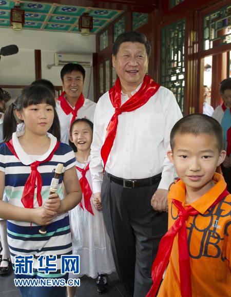 5月30日上午，中共中央总书记、国家主席、中央军委主席习近平来到北京市海淀区民族小学，参加庆祝“六一”国际儿童节活动。 新华社记者谢环驰 摄 