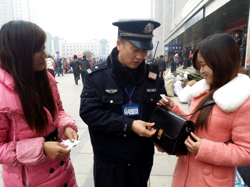 徐州铁路公安处民警在向返校学生宣传防盗常识