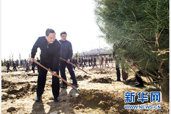 这是俞正声在植树。新华社记者 谢环驰 摄