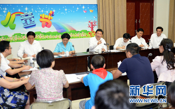 这是习近平在学校与少先队辅导员、教师、家长、学生代表座谈。新华社记者 李涛 摄 