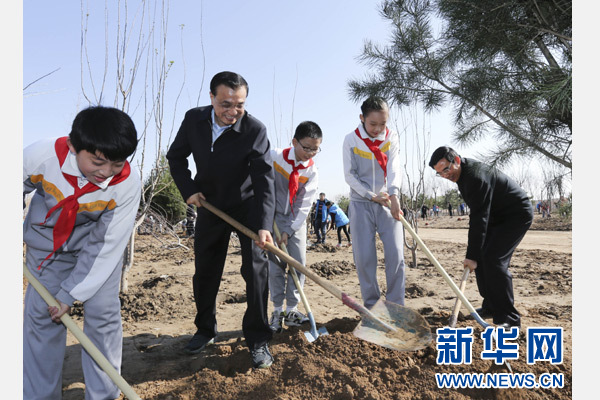 4月3日，党和国家领导人习近平、李克强、张德江、俞正声、刘云山、王岐山、张高丽等来到位于北京市朝阳区孙河乡的植树点，同首都群众一起义务植树。这是李克强在植树。新华社记者 丁林 摄