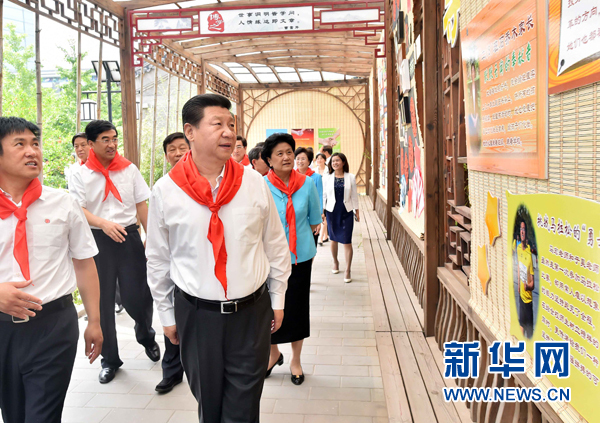 5月30日上午，中共中央总书记、国家主席、中央军委主席习近平来到北京市海淀区民族小学，参加庆祝“六一”国际儿童节活动。这是习近平观看学生创作的艺术作品。新华社记者 李涛 摄 