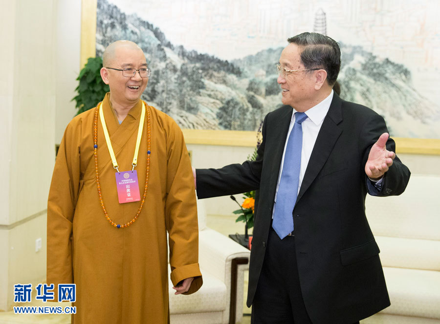  4月21日，中共中央政治局常委、全国政协主席俞正声在北京人民大会堂会见中国佛教协会新一届领导班子成员，并与出席中国佛教协会第九次全国代表会议的代表合影留念。这是俞正声同中国佛教协会会长学诚交谈。新华社记者 黄敬文 摄