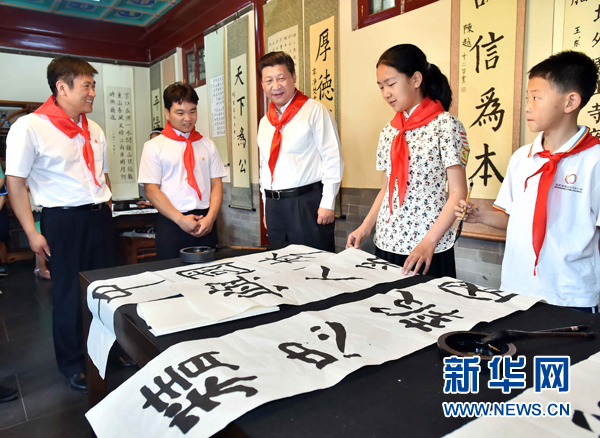 这是习近平观看学生书写的毛笔字。新华社记者 李涛 摄 