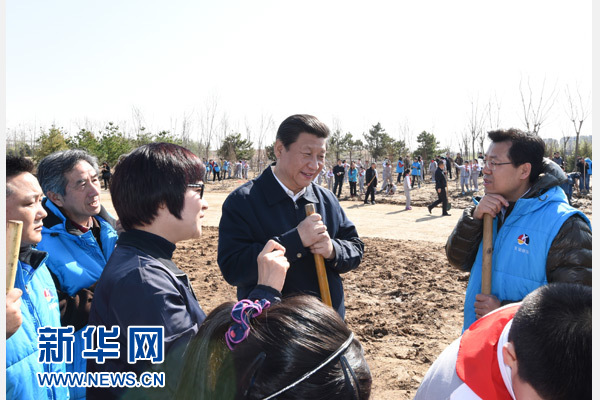 这是习近平同参加植树的群众交谈。 新华社记者 张铎 摄