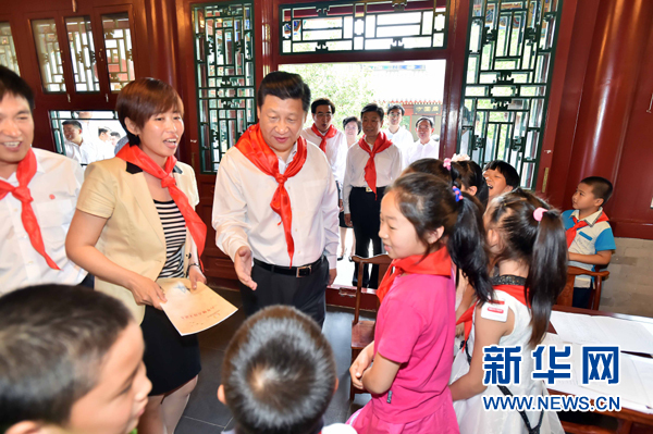 这是习近平听学生背诵《弟子规》和《少年中国说》。新华社记者 李涛 摄 