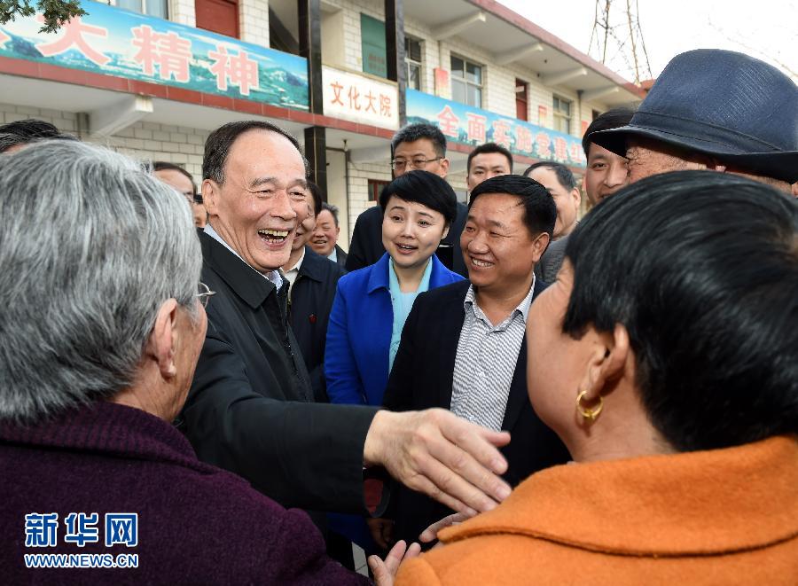 3月27日至28日,中共中央政治局常委、中央纪委书记王岐山到河南省调研,并主持召开座谈会。这是3月27日王岐山在河南林州姚村镇冯家口村同村民亲切交谈。 新华社记者 饶爱民 摄 3月27日至28日,中共中央政治局常委、中央纪委书记王岐山到河南省调研,并主持召开座谈会。这是3月27日王岐山在河南林州姚村镇冯家口村同村民亲切交谈。 新华社记者 饶爱民 摄