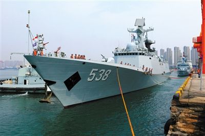 中国导弹护卫舰烟台舰满载排水量4000余吨,舰长134.1米,舰宽16米,是我国自主设计、研制的新型导弹护卫舰。