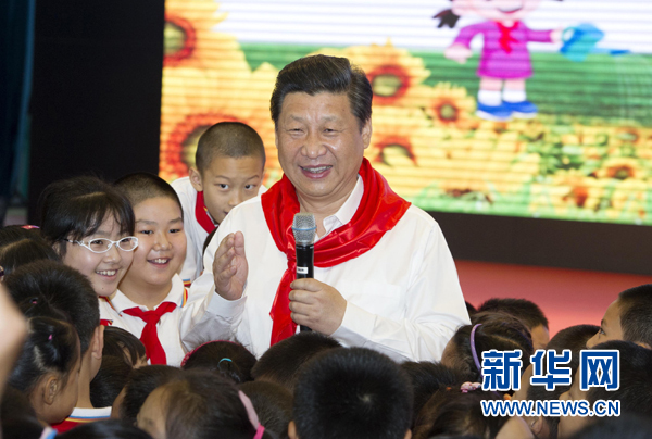 5月30日上午，中共中央总书记、国家主席、中央军委主席习近平来到北京市海淀区民族小学，参加庆祝“六一”国际儿童节活动。这是习近平在参加少先队入队仪式时，向少先队员们致以节日问候。新华社记者 谢环驰 摄 