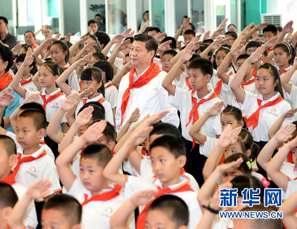这是习近平参加少先队入队仪式。新华社记者 李涛 摄 