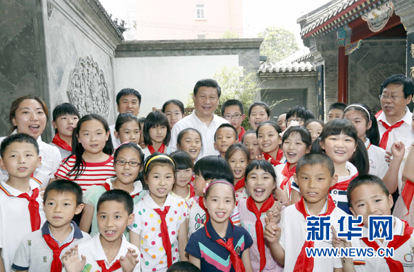 5月30日上午，中共中央总书记、国家主席、中央军委主席习近平来到北京市海淀区民族小学，参加庆祝“六一”国际儿童节活动。这是活动结束后，习近平与学校师生合影留念。新华社记者 鞠鹏 摄