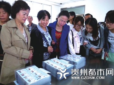 记者和市民代表在制证中心制作机房探访身份证制作流程。