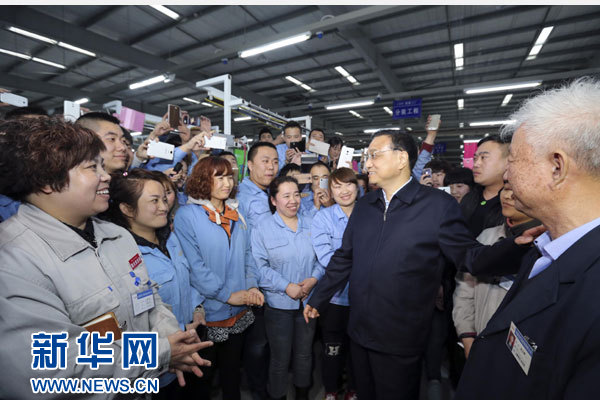 这是4月9日,李克强在长春灯泡电线公司考察。新华社记者 丁林 摄 这是4月9日,李克强在长春灯泡电线公司考察。新华社记者 丁林 摄
