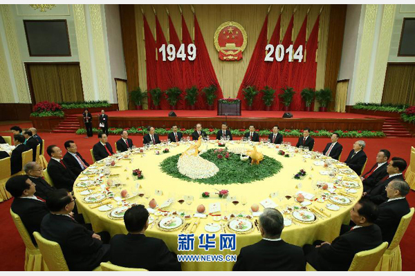 9月30日晚，国务院在北京人民大会堂举行国庆招待会，热烈庆祝中华人民共和国成立65周年。习近平、李克强、张德江、俞正声、刘云山、王岐山、张高丽等党和国家领导人与中外人士欢聚一堂，共庆佳节。新华社记者 庞兴雷 摄