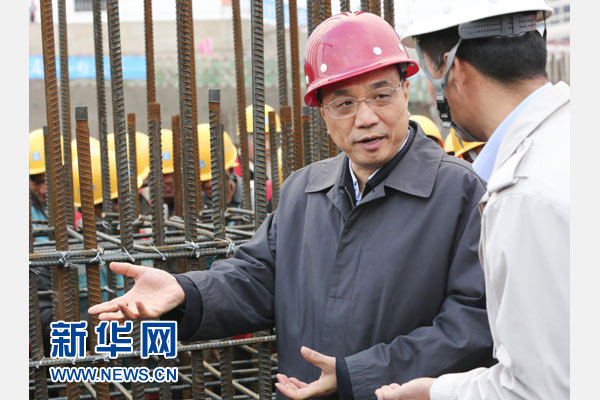 这是4月9日,李克强在长春新城综合交通枢纽施工现场考察。新华社记者 丁林 摄 这是4月9日,李克强在长春新城综合交通枢纽施工现场考察。新华社记者 丁林 摄