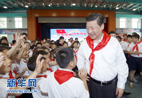 这是习近平在参加少先队入队仪式时，向少先队员们致以节日问候。新华社记者 鞠鹏 摄 
