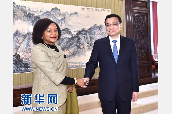 4月7日，国务院总理李克强在北京中南海紫光阁会见南非国民议会议长姆贝特。 新华社记者 李涛 摄