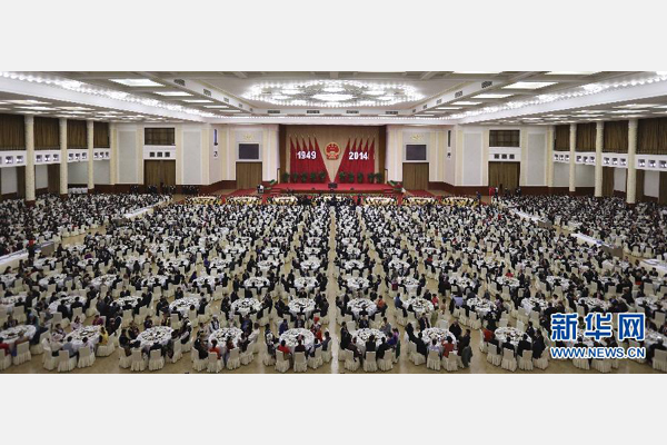 9月30日晚，国务院在北京人民大会堂举行国庆招待会，热烈庆祝中华人民共和国成立65周年。 新华社记者 丁林 摄