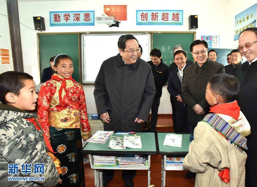 这是3月26日,俞正声在马尔康县松岗镇中心校与就读学生亲切交谈。新华社记者 李涛 摄 这是3月26日,俞正声在马尔康县松岗镇中心校与就读学生亲切交谈。新华社记者 李涛 摄