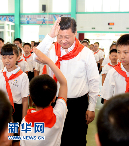 5月30日上午，中共中央总书记、国家主席、中央军委主席习近平来到北京市海淀区民族小学，参加庆祝“六一”国际儿童节活动。这是习近平参加少先队入队仪式。新华社记者 李涛 摄 