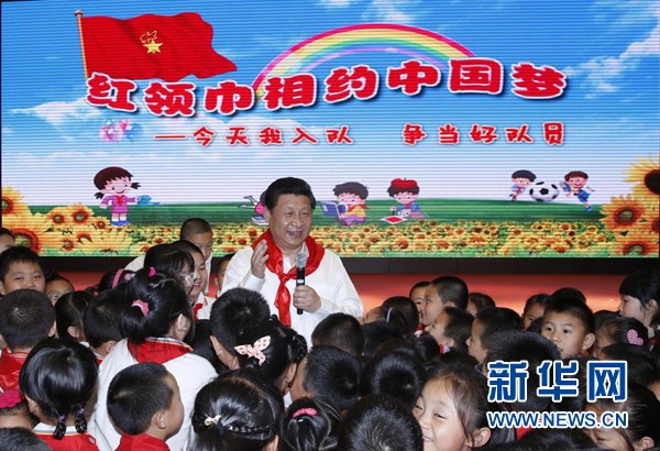 5月30日上午，中共中央总书记、国家主席、中央军委主席习近平来到北京市海淀区民族小学，参加庆祝“六一”国际儿童节活动。这是习近平在参加少先队入队仪式时，向少先队员们致以节日问候。新华社记者 鞠鹏 摄