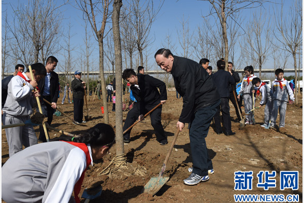 这是王岐山在植树。新华社记者 李学仁 摄