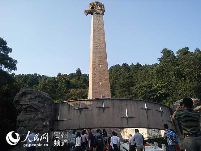 图为红军烈士纪念碑
