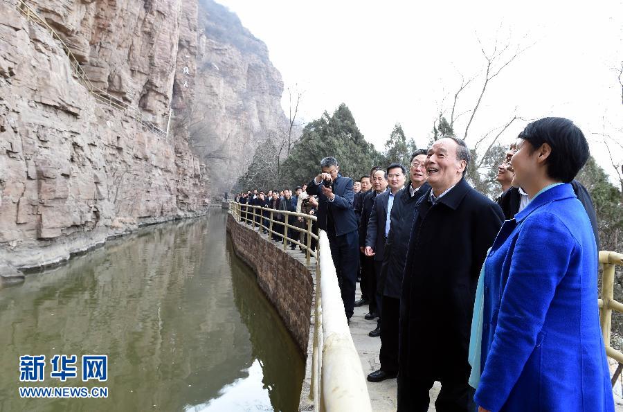 3月27日至28日,中共中央政治局常委、中央纪委书记王岐山到河南省调研,并主持召开座谈会。这是3月27日王岐山专程来到林州红旗渠纪念馆,参观青年洞。 新华社记者 饶爱民 摄 3月27日至28日,中共中央政治局常委、中央纪委书记王岐山到河南省调研,并主持召开座谈会。这是3月27日王岐山专程来到林州红旗渠纪念馆,参观青年洞。 新华社记者 饶爱民 摄