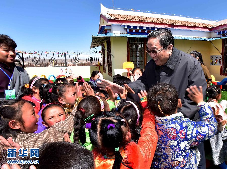 这是3月25日,俞正声在海拔3500多米的红原县瓦切镇看望镇幼儿园的小朋友。新华社记者 李涛 摄 这是3月25日,俞正声在海拔3500多米的红原县瓦切镇看望镇幼儿园的小朋友。新华社记者 李涛 摄
