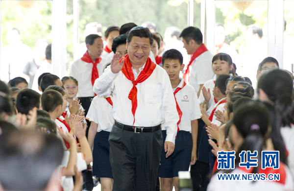 5月30日上午，中共中央总书记、国家主席、中央军委主席习近平来到北京市海淀区民族小学，参加庆祝“六一”国际儿童节活动。这是习近平在参加少先队入队仪式时，向少先队员们致以节日问候。新华社记者 谢环驰 摄 