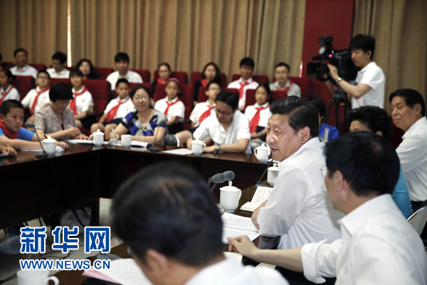 5月30日上午，中共中央总书记、国家主席、中央军委主席习近平来到北京市海淀区民族小学，参加庆祝“六一”国际儿童节活动。这是习近平在学校与少先队辅导员、教师、家长、学生代表座谈。新华社记者 鞠鹏 摄 
