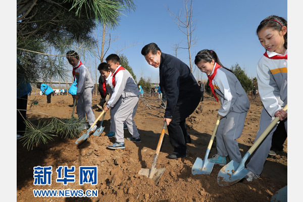 4月3日，党和国家领导人习近平、李克强、张德江、俞正声、刘云山、王岐山、张高丽等来到北京市朝阳区孙河乡参加首都义务植树活动。这是习近平同大家一起植树。 新华社记者 兰红光 摄